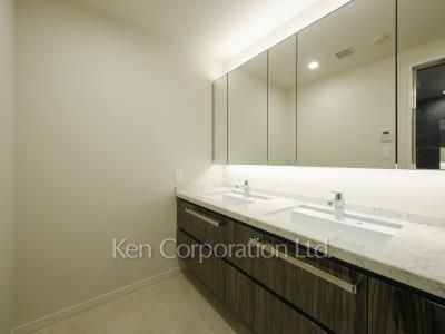 Powder Room ※Photo of the same layout on 24 floor. Decoration and fixture may differ.
