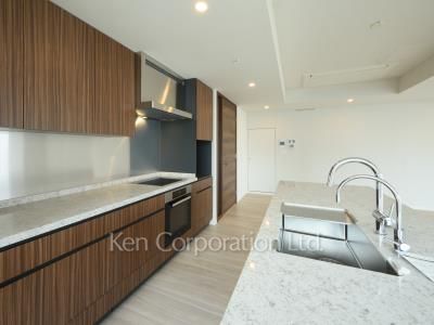 Kitchen ※Photo of the same layout on 25 floor. Decoration and fixture may differ.