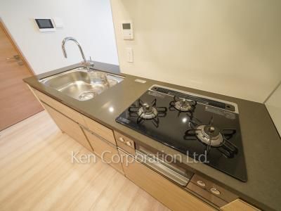 Kitchen ※Photo of the same layout on 5 floor. Decoration and fixture may differ.