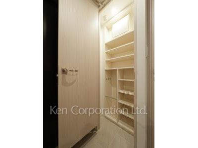 Shoes-In Closet ※Photo of the same layout on 8 floor. Decoration and fixture may differ.