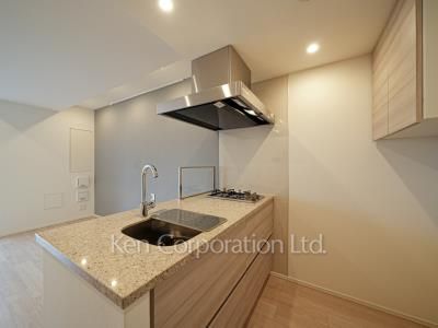 Kitchen ※Photo of the same layout on 8 floor. Decoration and fixture may differ.