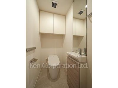 Lavatory ※Photo of the same layout on 8 floor. Decoration and fixture may differ.