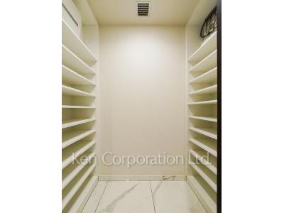 Shoes-In Closet ※Photo of the same layout on 26 floor. Decoration and fixture may differ.