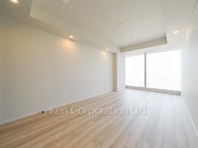 Master Bedroom ※Photo of the same layout on 26 floor. Decoration and fixture may differ.
