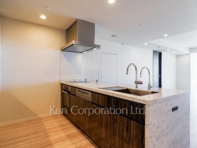 Kitchen ※Photo of the same layout on 26 floor. Decoration and fixture may differ.