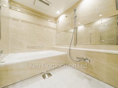 Bath ※Photo of the same layout on 26 floor. Decoration and fixture may differ.