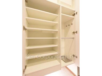 Shoes Closet ※Photo of the same layout on 14 floor. Decoration and fixture may differ.