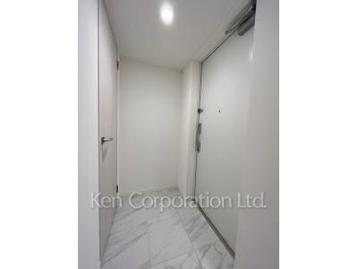 Entrance ※Photo of the same layout on 14 floor. Decoration and fixture may differ.