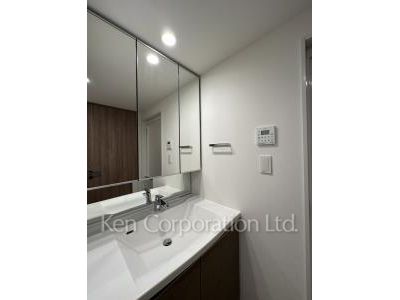 Powder Room ※Photo of the same layout on 4 floor. Decoration and fixture may differ.