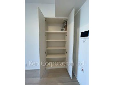 Closet ※Photo of the same layout on 9 floor. Decoration and fixture may differ.
