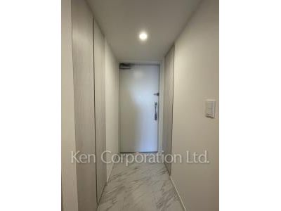 Entrance ※Photo of the same layout on 9 floor. Decoration and fixture may differ.