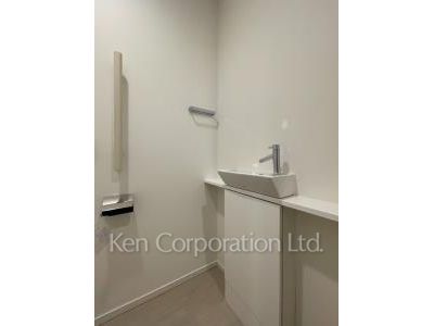 Lavatory ※Photo of the same layout on 9 floor. Decoration and fixture may differ.
