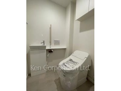 Lavatory ※Photo of the same layout on 9 floor. Decoration and fixture may differ.