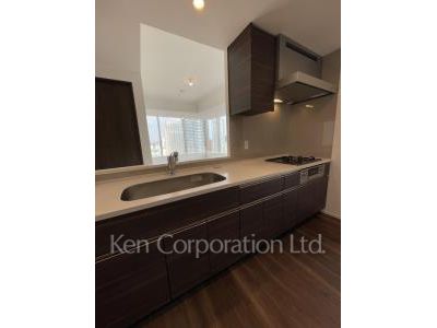 Kitchen ※Photo of the same layout on 26 floor. Decoration and fixture may differ.