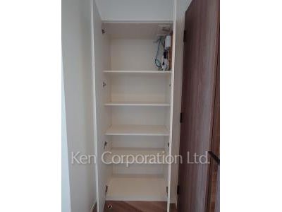 Closet ※Photo of the same layout on 13 floor. Decoration and fixture may differ.