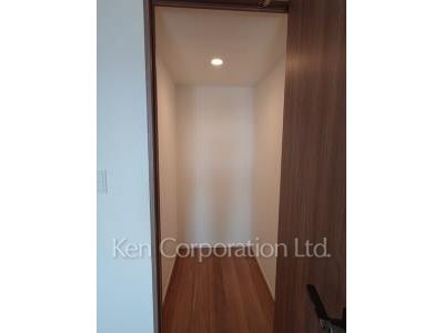 Closet ※Photo of the same layout on 13 floor. Decoration and fixture may differ.