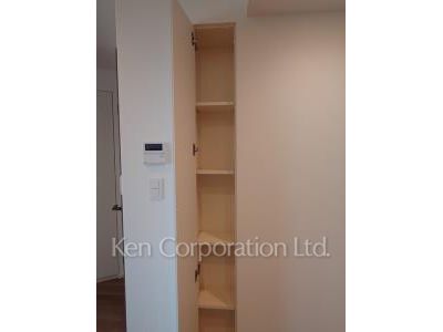 Closet ※Photo of the same layout on 13 floor. Decoration and fixture may differ.