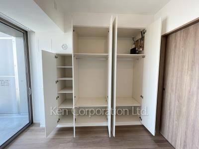 Closet ※Photo of the same layout on 33 floor. Decoration and fixture may differ.