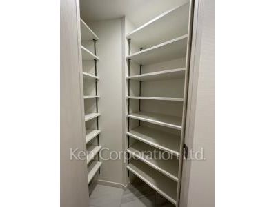 Closet ※Photo of the same layout on 9 floor. Decoration and fixture may differ.