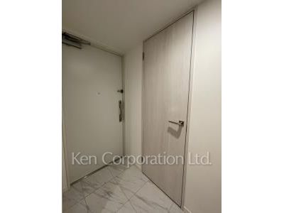 Entrance ※Photo of the same layout on 9 floor. Decoration and fixture may differ.