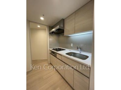Kitchen ※Photo of the same layout on 9 floor. Decoration and fixture may differ.