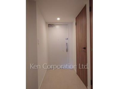 Entrance ※Photo of the same layout on 11 floor. Decoration and fixture may differ.