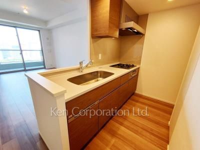 Kitchen ※Photo of the same layout on 45 floor. Decoration and fixture may differ.