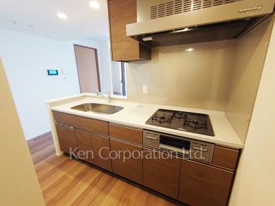 Kitchen ※Photo of the same layout on 45 floor. Decoration and fixture may differ.