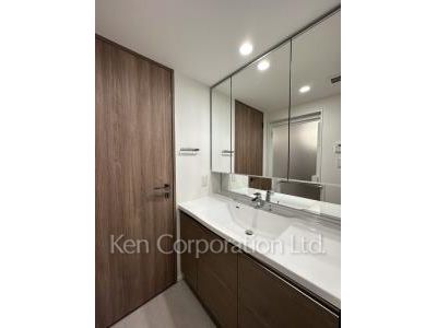 Powder Room ※Photo of the same layout on 4 floor. Decoration and fixture may differ.