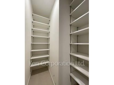 Closet ※Photo of the same layout on 12 floor. Decoration and fixture may differ.