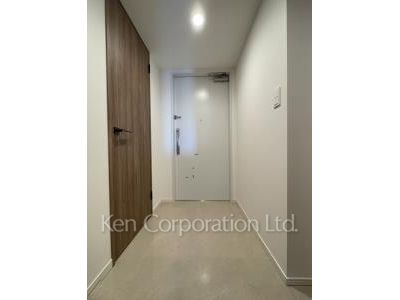 Entrance ※Photo of the same layout on 12 floor. Decoration and fixture may differ.