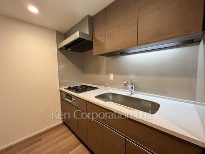 Kitchen ※Photo of the same layout on 4 floor. Decoration and fixture may differ.
