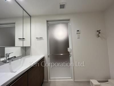 Powder Room ※Photo of the same layout on 4 floor. Decoration and fixture may differ.