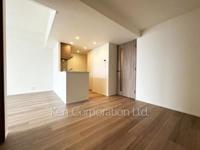 Living-Dining ※Photo of the same layout on 48 floor. Decoration and fixture may differ.