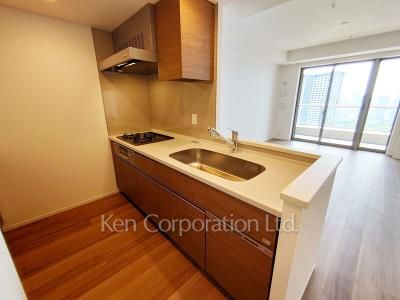Kitchen ※Photo of the same layout on 44 floor. Decoration and fixture may differ.
