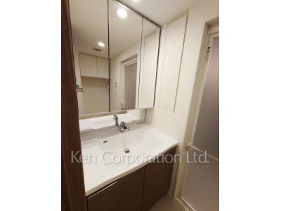 Powder Room ※Photo of the same layout on 44 floor. Decoration and fixture may differ.