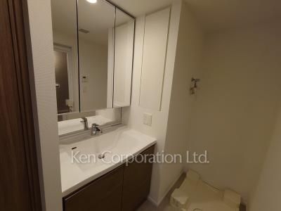 Powder Room ※Photo of the same layout on 3 floor. Decoration and fixture may differ.