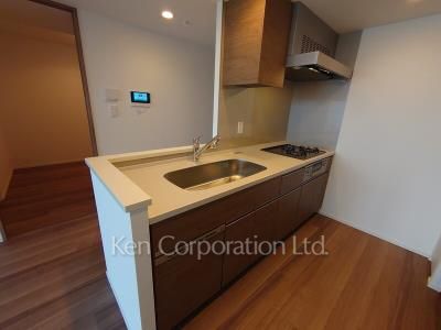 Kitchen ※Photo of the same layout on 45 floor. Decoration and fixture may differ.