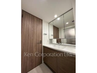 Powder Room ※Photo of the same layout on 4 floor. Decoration and fixture may differ.