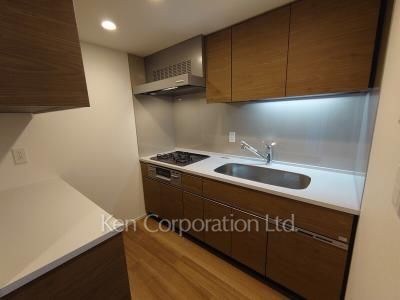 Kitchen ※Photo of the same layout on 45 floor. Decoration and fixture may differ.