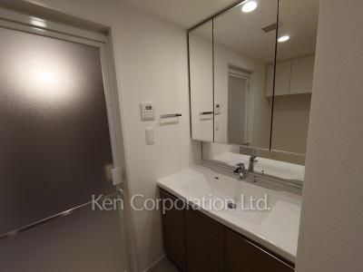 Powder Room ※Photo of the same layout on 45 floor. Decoration and fixture may differ.