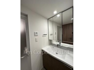 Powder Room ※Photo of the same layout on 4 floor. Decoration and fixture may differ.