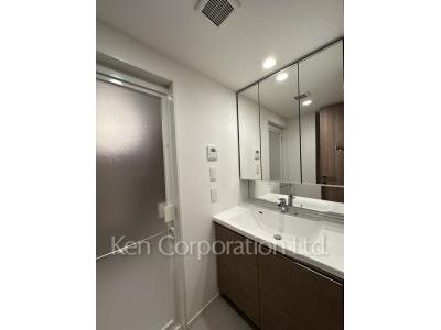 Powder Room ※Photo of the same layout on 4 floor. Decoration and fixture may differ.