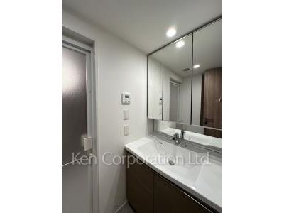Powder Room ※Photo of the same layout on 4 floor. Decoration and fixture may differ.