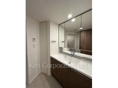 Powder Room ※Photo of the same layout on 4 floor. Decoration and fixture may differ.