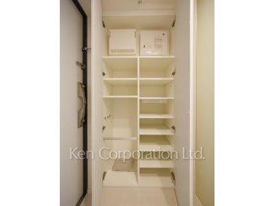 Shoes Closet ※Photo of the same layout on 3 floor. Decoration and fixture may differ.