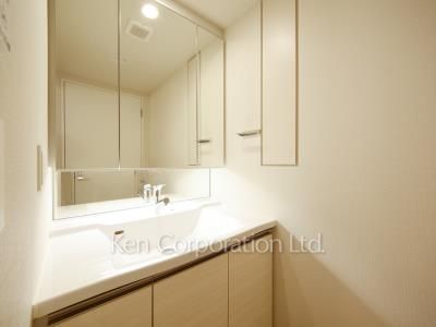 Powder Room ※Photo of the same layout on 3 floor. Decoration and fixture may differ.