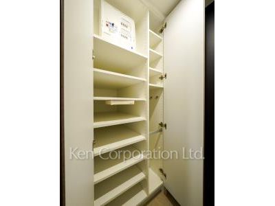 Shoes Closet ※Photo of the same layout on 12 floor. Decoration and fixture may differ.