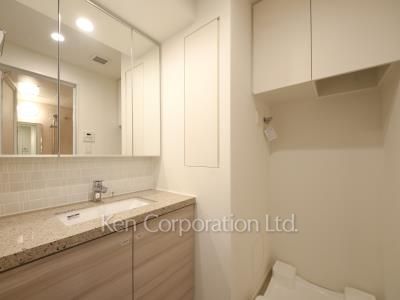 Powder Room ※Photo of the same layout on 4 floor. Decoration and fixture may differ.