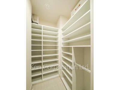 Shoes-In Closet ※Photo of the same layout on 7 floor. Decoration and fixture may differ.